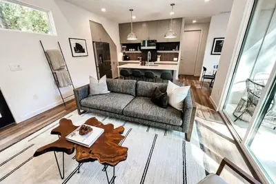 Image de Luxury Downtown Home w/ Hot Tub Near Lake in Holly