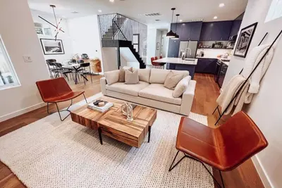 Image de Downtown Luxury Home w/ Hot Tub Near Lake in Holly