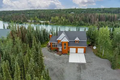 Image de Beautiful 4 Bedroom Home secluded on the Kenai River with improved road access