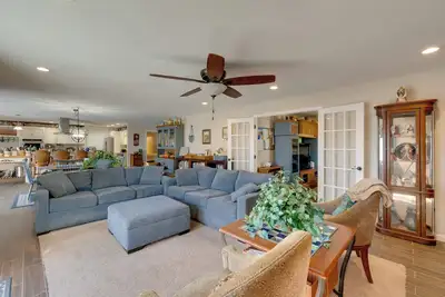 Image de Heated Pool + Chef's Kitchen: Port Charlotte Home!