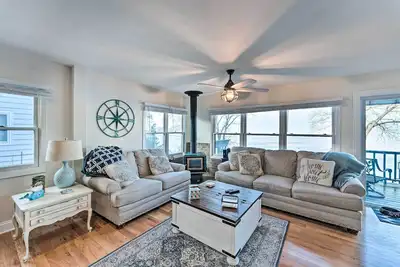 Image de Lakefront Home w\/ Gorgeous Sunsets, Kayaks, & Pier