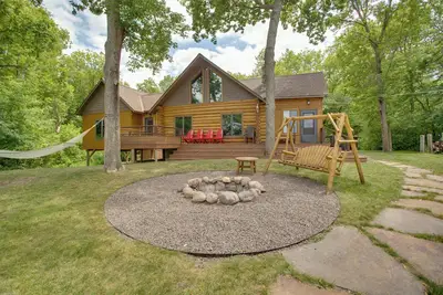 Image de Lakefront Cabin Retreat, 2-Acre Lot w/ Deck!