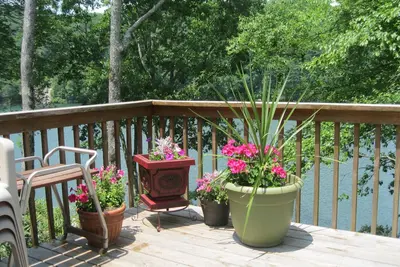 Image de Lake side Life on Lake Glenville. No Traffic a few Boats.