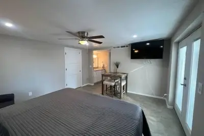 Image de Northwest Jr Suite #4 with Laundry and Parking