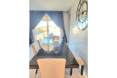 Image de 5 bed, 3. 5 bath Two Story In Great Neighborhood!