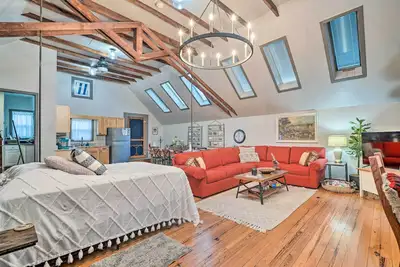 Image de Pet-Friendly Loft Vacation Rental w\/ Fire Pit!