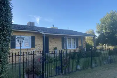 Image de Walking distance to West Leagues Club & Golf Club 3 bedroom  home, enclosed yard