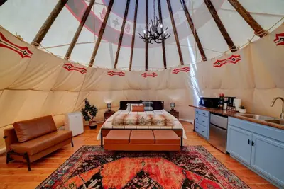 Image de Warrior's Lodge · Glamping Teepee Mtn Escape King Bed & Private Bath