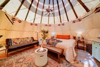 Image de Chief's Lodge · Luxury Glamping Teepee w/King Bed on private Mtn!