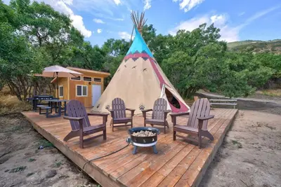 Image de Bear Paw Den · Glamping Teepee w/King Bed sleeps 4 w/private pond