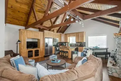 Image de Bass Lake Cabin - Outdoor Kitchen - Marina View
