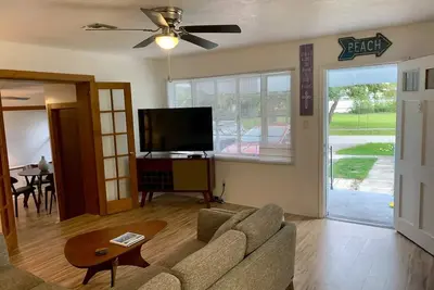 Image de 2\/1 Coastal Town Oasis ~ Minutes to the Beach