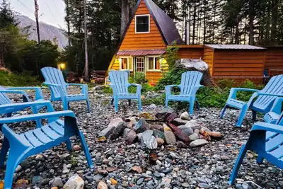 Image de Douglas Island A-frame Cabin in the woods