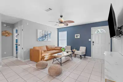 Image de The Salty Breeze Beach House ~ 15 mins > Navarre & Pensacola Beach