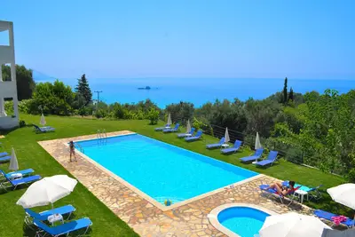 Image de Studios avec grande piscine et vue sur la mer à Pelekas Beach Corfu