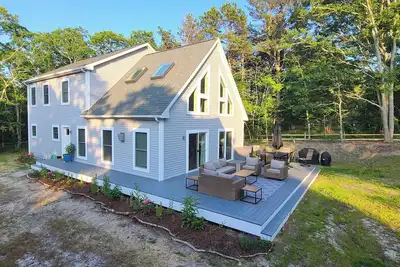 Image de Roomy 3bd+ Home--Central A/C, Deck, Fire Pit, Fenced-in Yard & Outdoor Shower