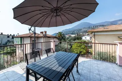 Image de Appartement \"Appartamento Ginevra\" avec vue sur le lac, terrasse privée et Wi-Fi.