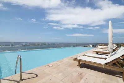 Image de Appartement \"Mare Nostrum\" avec vue sur la mer, piscine partagée et Wi-Fi.