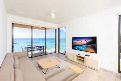 Image de SeaDreams #4: New West Bay Beach Condos w/ Oceanfront Pool, Heated Spa + Rooftop Lounge