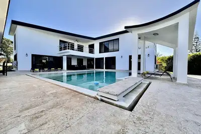 Casa Coco-Elroy Oceanview, Premium 4 Bedroom @ Casa Linda