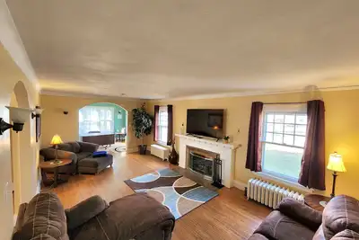 Image de Huge deck & yard Near Indoor Sports Arena! Spacious! Smart TVs! Fast Wifi! Cozy.