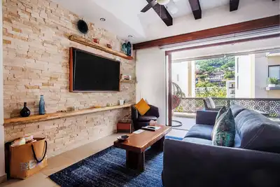 Image de 2br w/workspace, mini-bar & pool