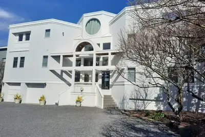 Image de Bayfront home, private setting, hot tub, centrally located on Lbi. Pet friendly