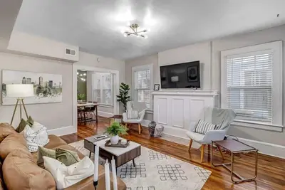 Image de Cozy Retreat - Walkable to Bars & Restaurants!