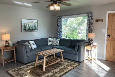 Image de Remodeled Cottage / Shared Pool / Walk to Town