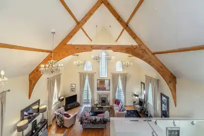 Image de A magnificent chapel conversion offering a large social space on the ground floor.