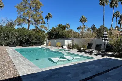 Image de Desert Oasis with Huge Backyard for Entertaining Pool Hot tub 10 mins from Tpc!