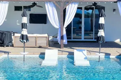 Image de Resort Style Living with new saltwater pool & spa!
