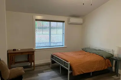 Image de Beautiful Quiet Cozy remodeled riverfront home.