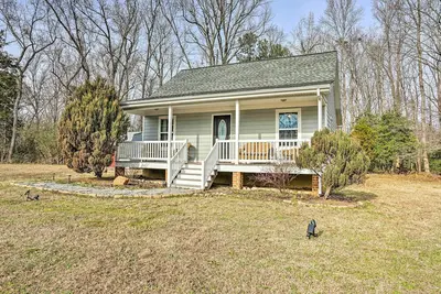 Image de Sweet Vacation Cottage w\/ Deck & Grill!
