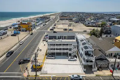Image de Enjoy a 3-bedroom condo steps to Seaside Heights Boardwalk and Beach and badges!