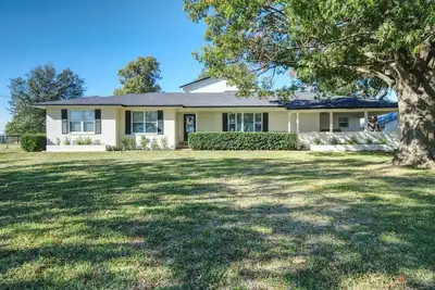 Image de Gorgeous remodeled farmhouse 8 miles from Canton market.