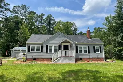 Image de Private, cozy cottage, and beautiful country setting surrounded with pine trees.