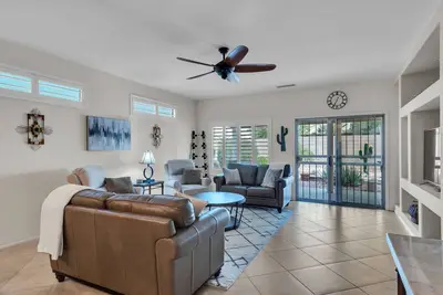 Image de The Grand - Sun City. Fully Furnished, Private Backyard & Grill 45+