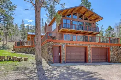 Image de Charming 3-bedroom chalet right off the ski slopes!
