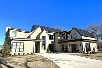 Image de Great Location! Lakefront Modern Home!