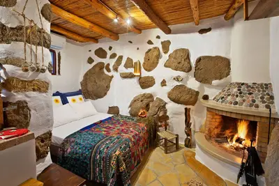 Image de \"Mpakses\"  300 years old cottage \"Natura cottages\" with sea view  shared garden