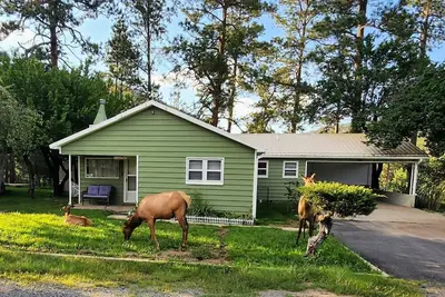 Image de Cozy Surprise: Surprises Abound in this Cute 2 Bedroom With a Hot Tub!