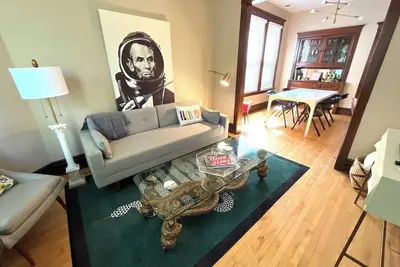 Image de Irving Park/Avondale Updated Vintage Top Unit in 2-Flat