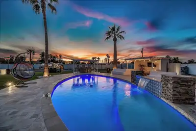 Image de Swss: Airstream Pickleball Pool Hot Tub Pool Putting Green