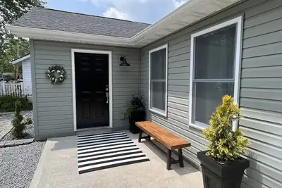 Image de Lake Time Cottage Lake Milton Oh: Wifi, Smart TVs, gas fire pit, lake toys,