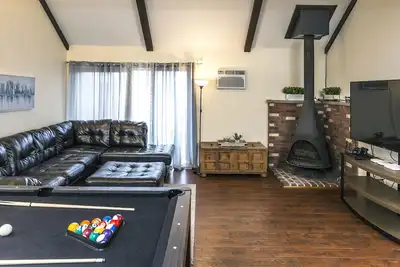 Image de Paradise by the Camelback Lights: Ski-on/ski-off, pool/ping-pong table