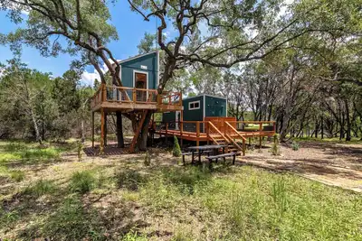 Image de The Broken Tree Ranch: Tiny House & Treehouse in the Woods with Pool