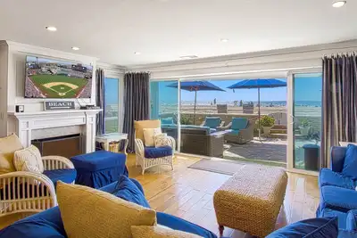 Image de Beautiful Lower Unit in a Duplex on an Amazing Stretch of Beach