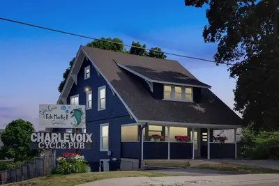 Round Lake Entire 6bd/3bath House - Downtown Charlevoix with patio