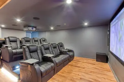 Image de Perfect Location! Spacious Home with lots of games